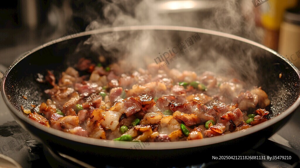 鍋中美味食材正翻炒