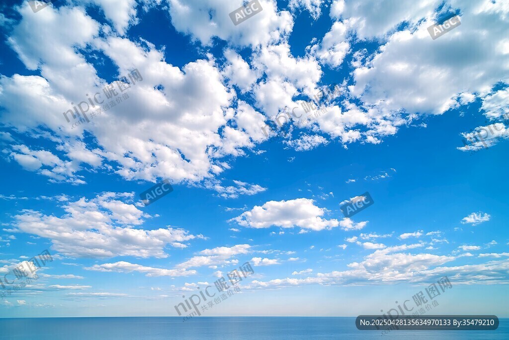蔚藍天空下的遼闊海面