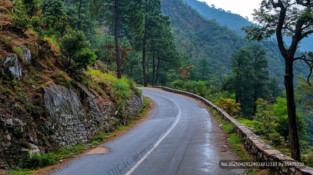 山間蜿蜒公路的自然美景