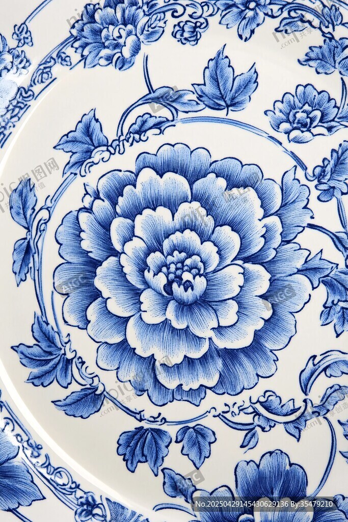 青花瓷盤上的精美花卉圖案