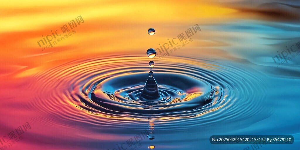 水滴落入多彩水面的瞬間