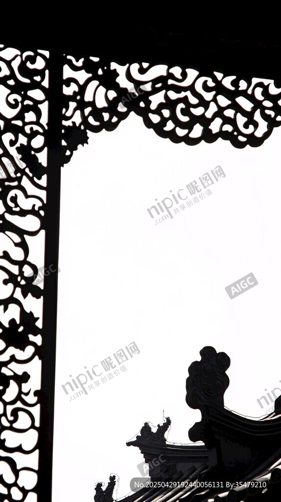 中式窗欞下的古建筑剪影