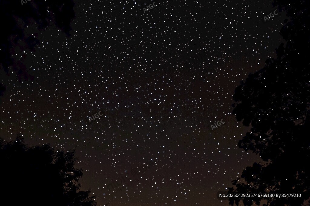 夜空繁星閃爍的靜謐景象