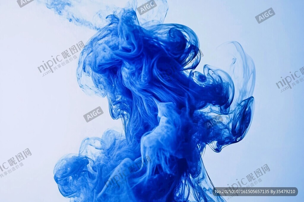 藍色墨水在水中的夢幻舞動