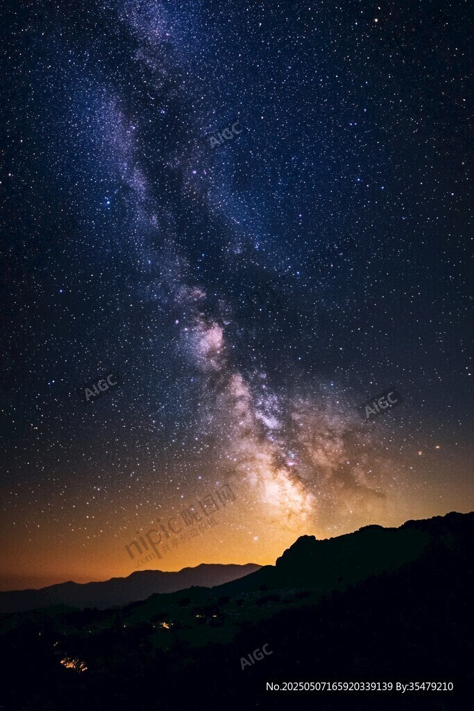 夜幕下的璀璨星河與山巒