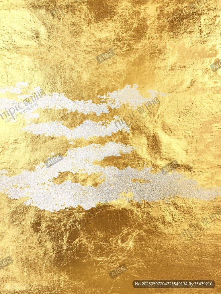 金色紋理中的銀白云朵