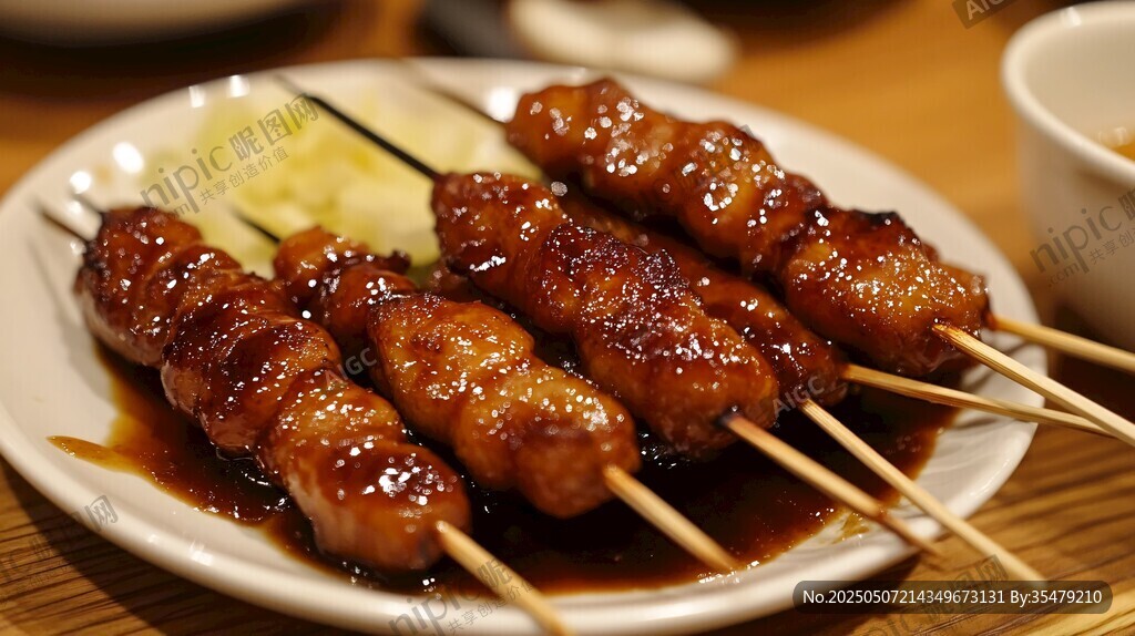 美味日式雞肉串?dāng)[于盤中