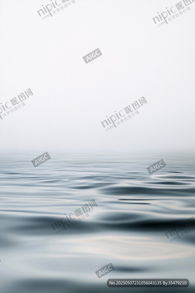 平靜水面的朦朧景象