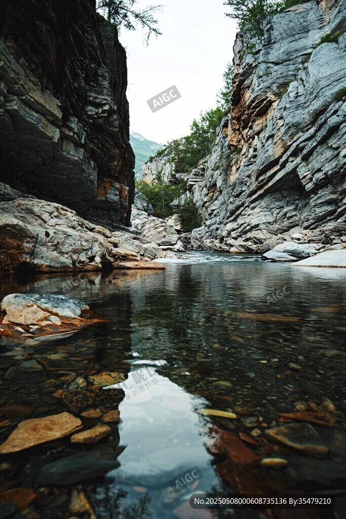 峽谷溪流間的自然景致
