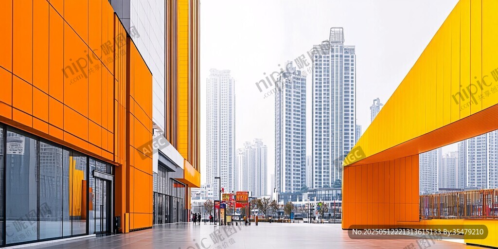 都市橙黃建筑與天際線景觀