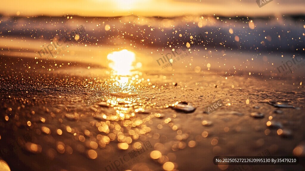 夕陽下的海灘波光粼粼