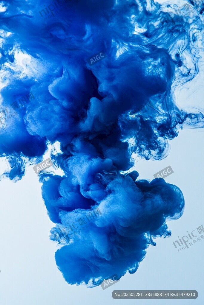 藍色墨水在水中的夢幻綻放