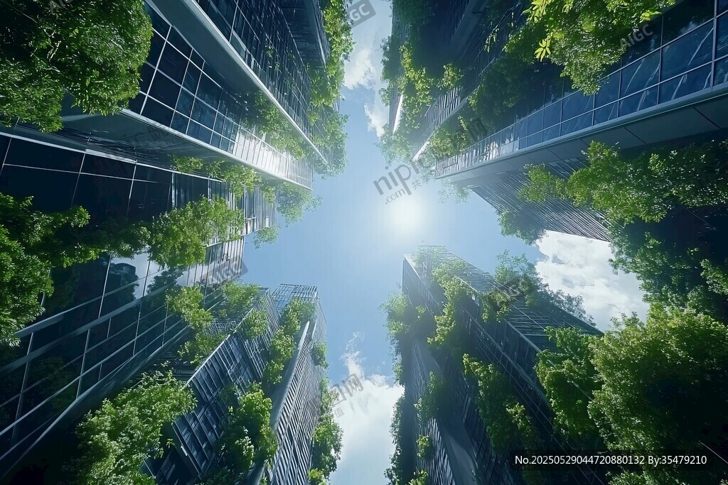 天空下的綠林高樓景觀