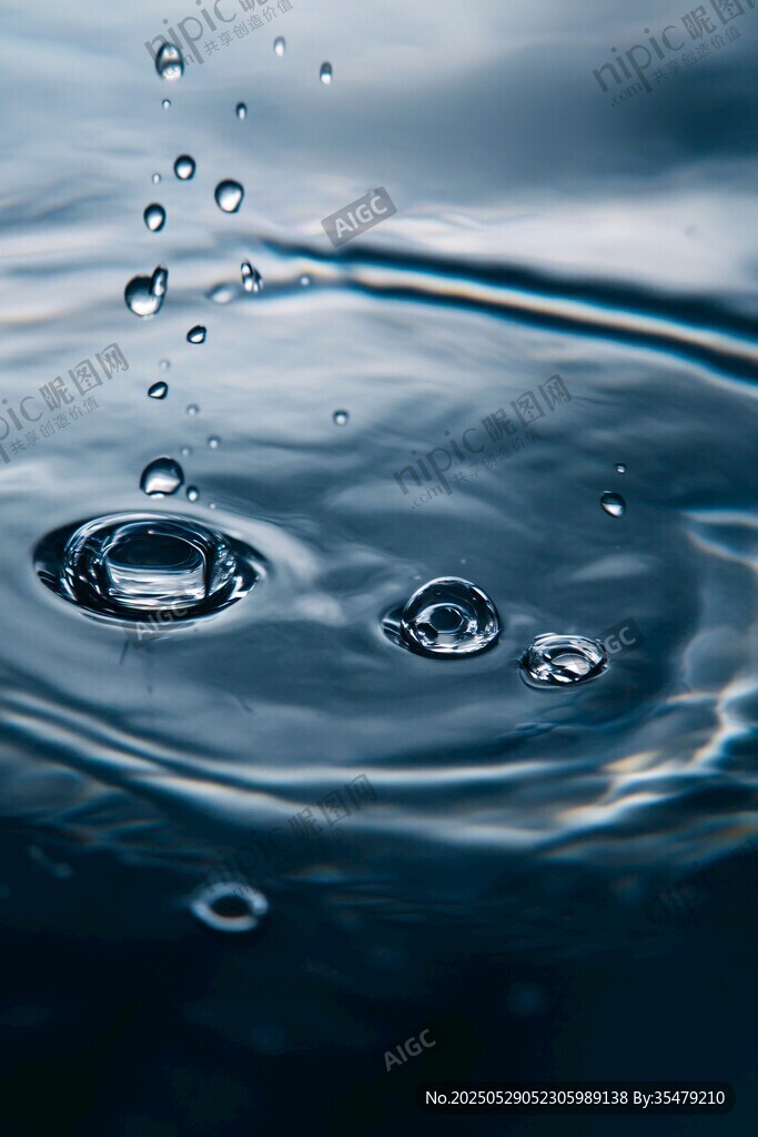 水滴入水泛起漣漪