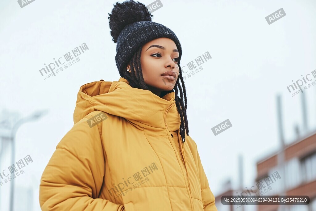 穿黃棉衣戴帽的年輕女性