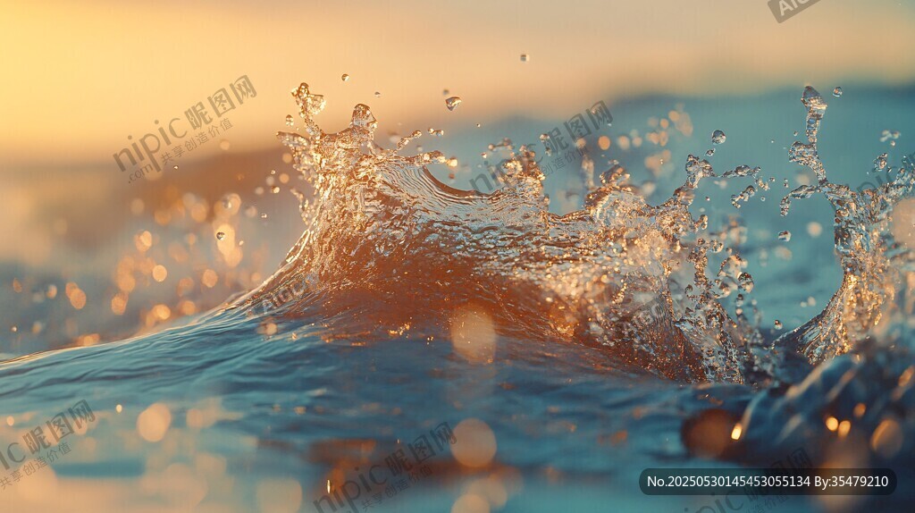 夕陽(yáng)下的海浪水花飛濺