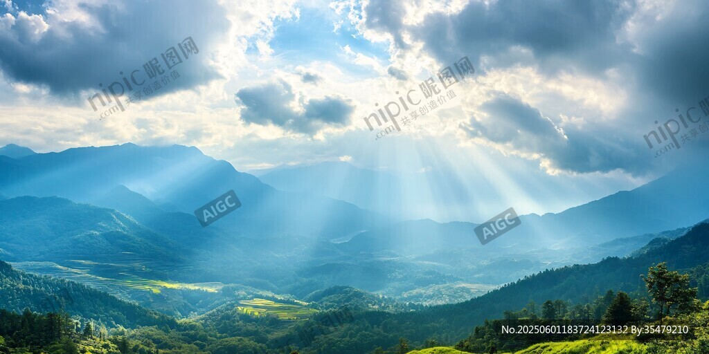陽光穿透云層照耀山巒