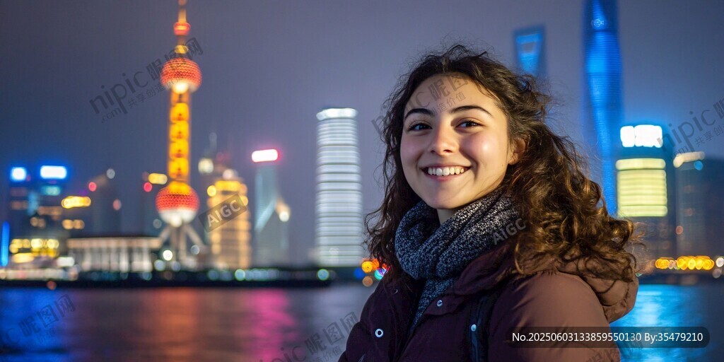 外灘前微笑的卷發女子
