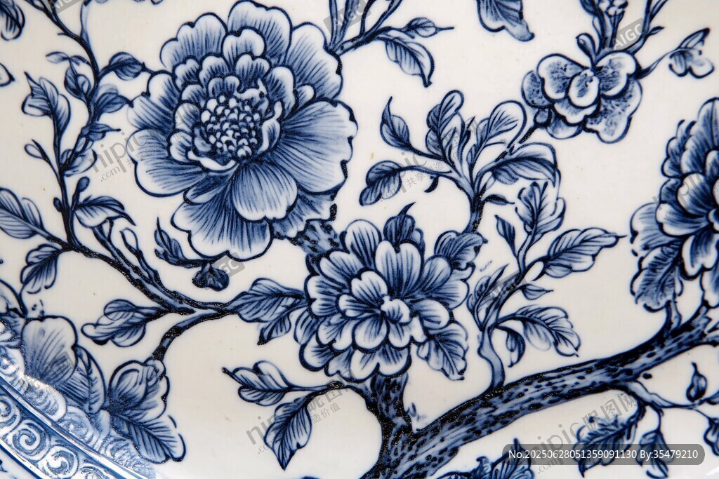 青花瓷上的精美花卉圖案