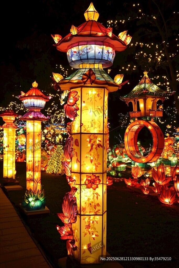 絢麗中式花燈點(diǎn)亮夜色