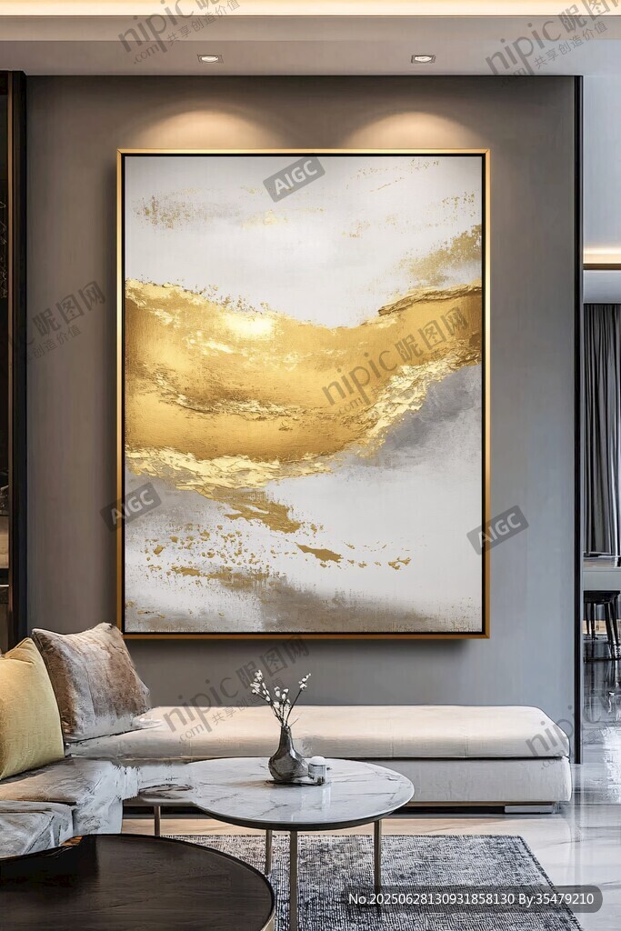 現代客廳中的奢華金箔掛畫