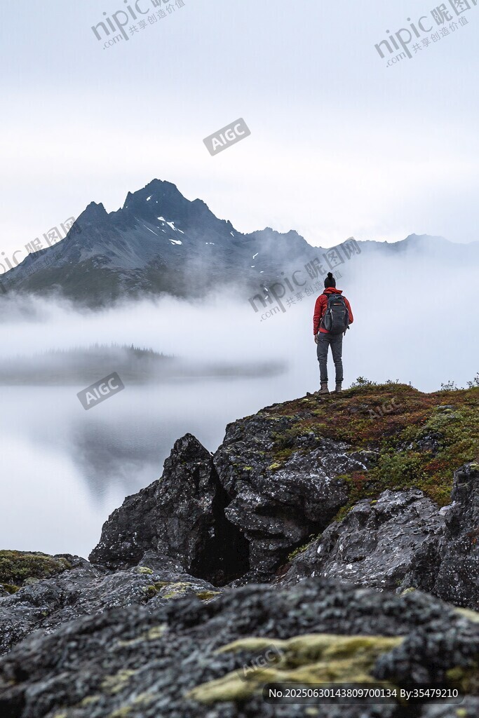 人立山巔賞云霧繚繞美景