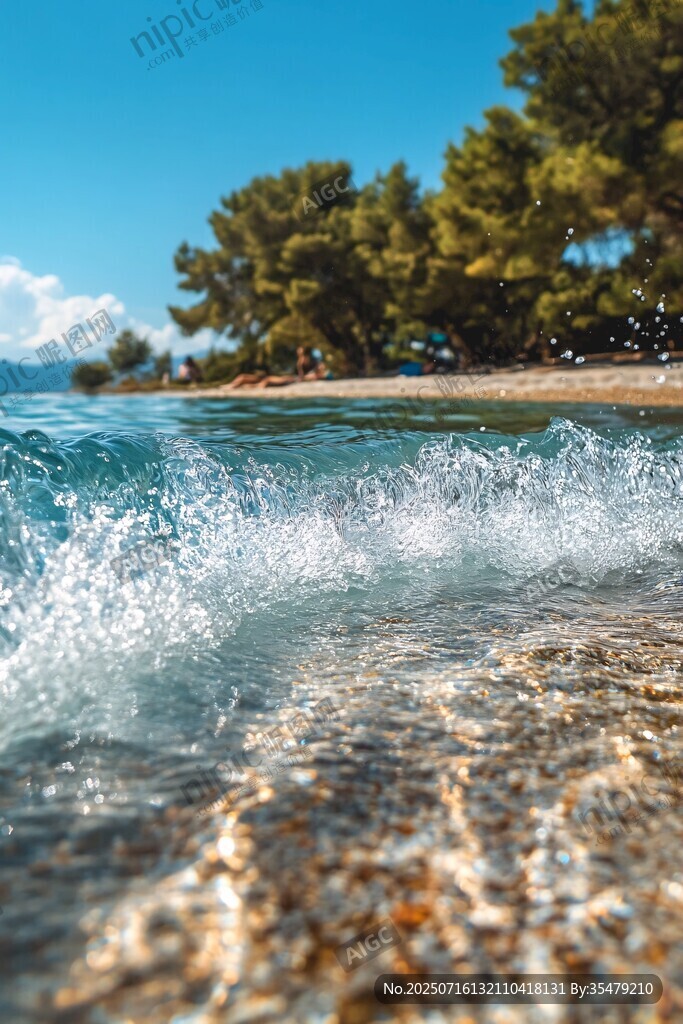 海邊浪花與清澈沙灘美景