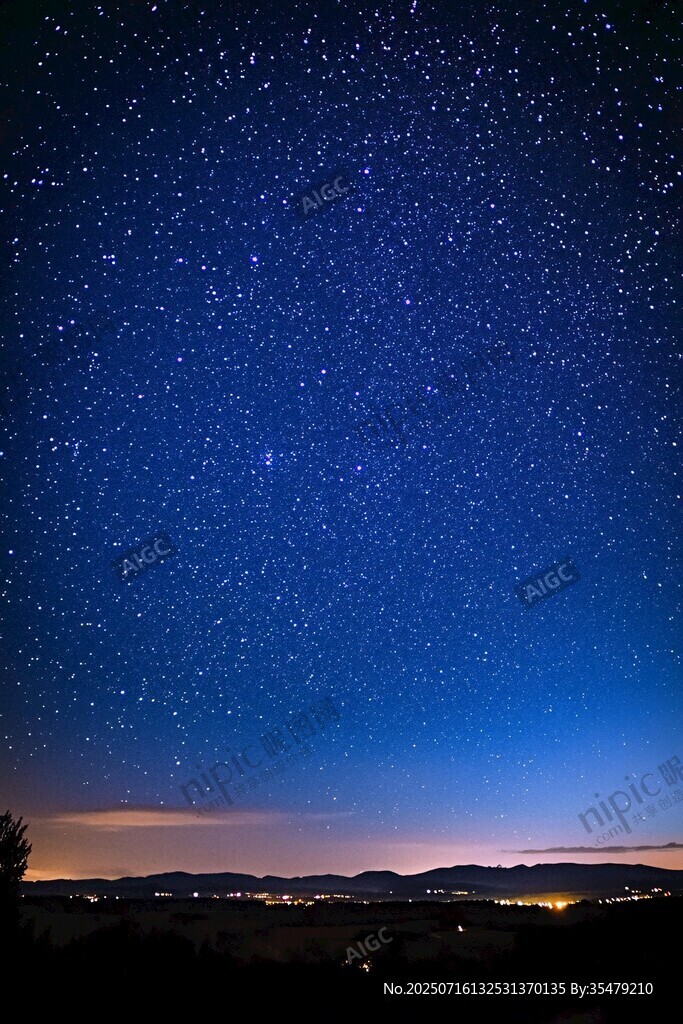 璀璨星空下的靜謐大地