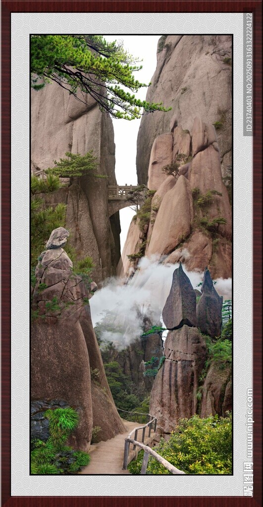 山間云霧繚繞的巖石景觀