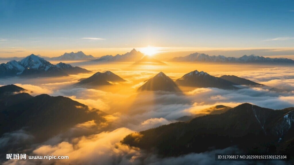 日出云海中的壯麗山巒