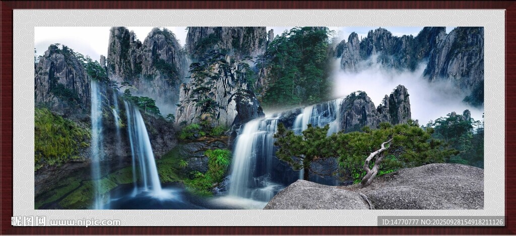 壯麗山間瀑布自然美景