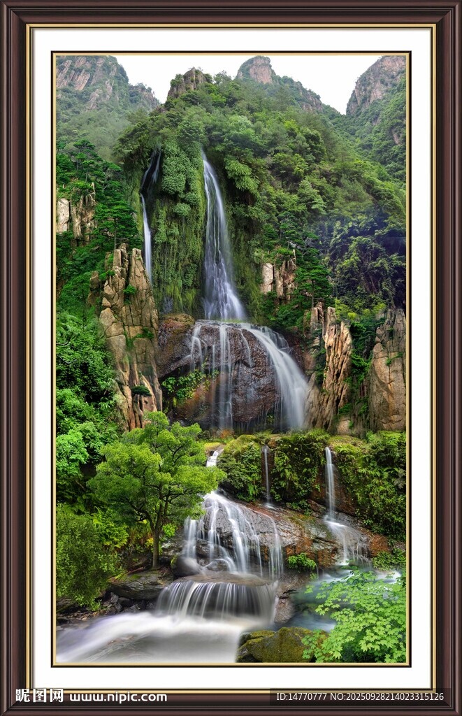 山間瀑布美景