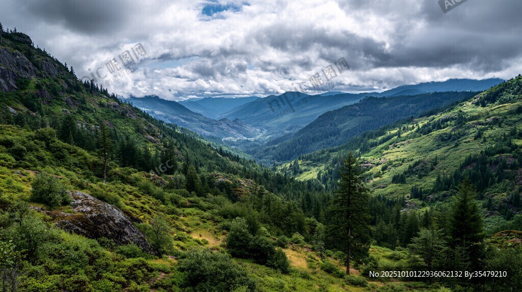 山間綠野 云霧繚繞的美景