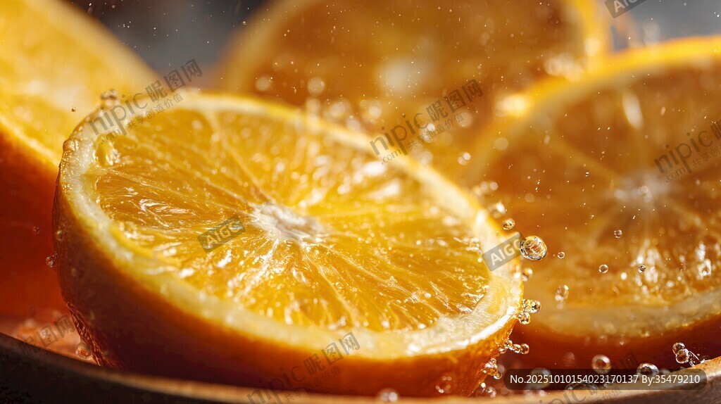 橙子切片在水中泛起氣泡
