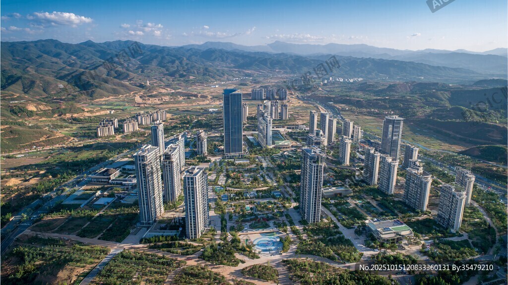 城市建筑群與遠山景觀