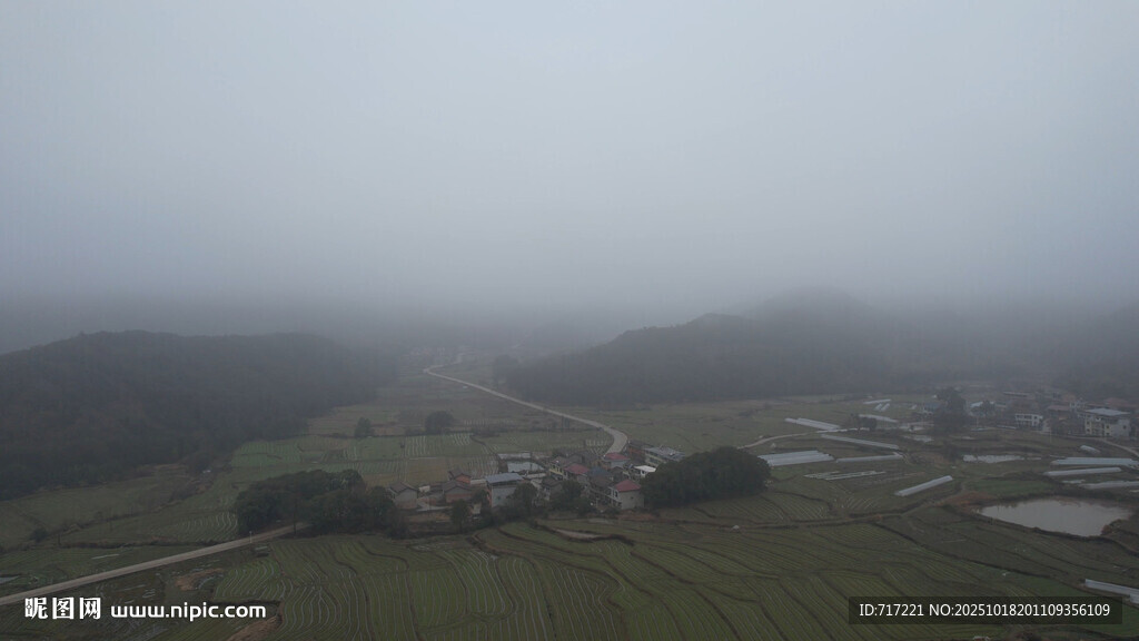 霧中鄉(xiāng)村景色