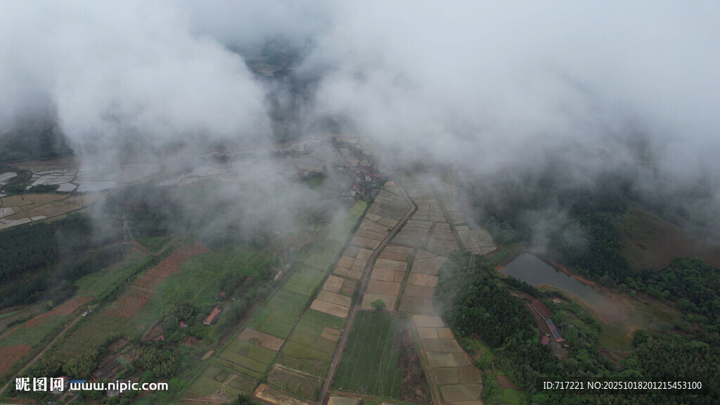 山間云霧繚繞的田園風(fēng)光