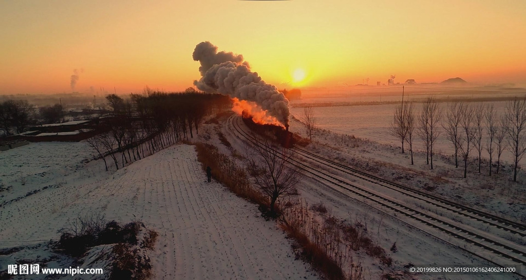 航拍北方雪后的蒸汽机车