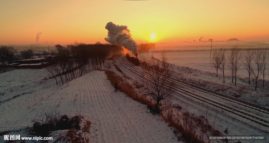 此为航拍雪后的蒸汽机车素材