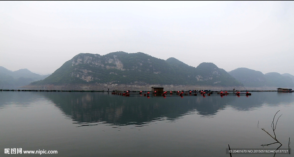 山水画 湖面 网箱 远山 高清