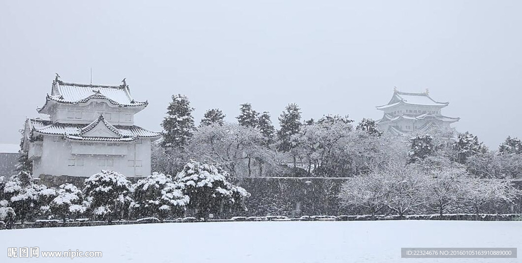 大雪中的亭台楼阁