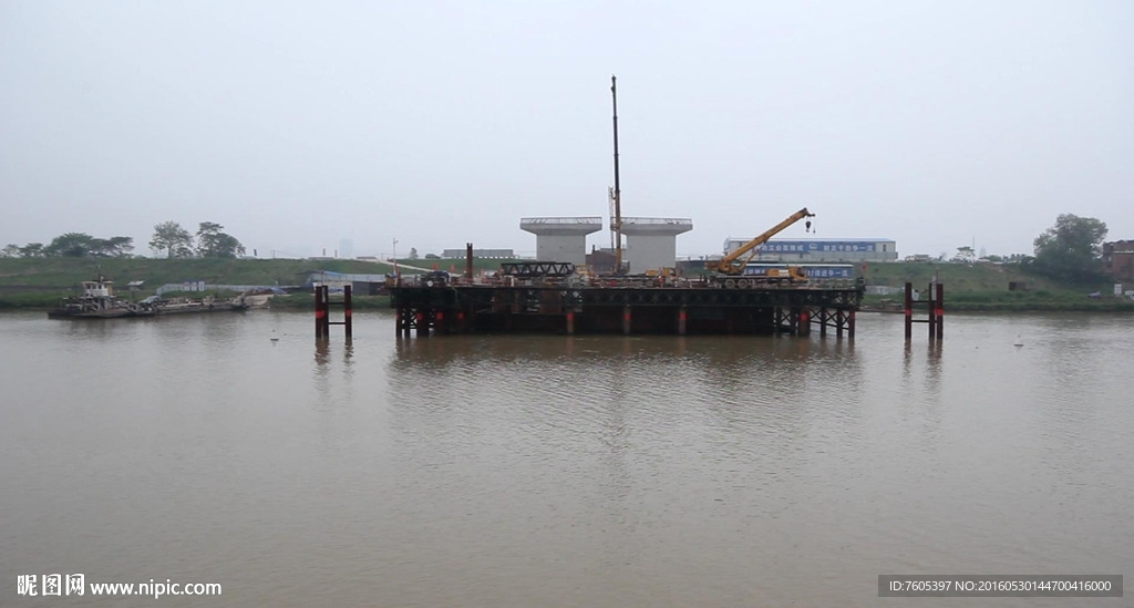 中铁铁建水上作业钢栈桥码头施工