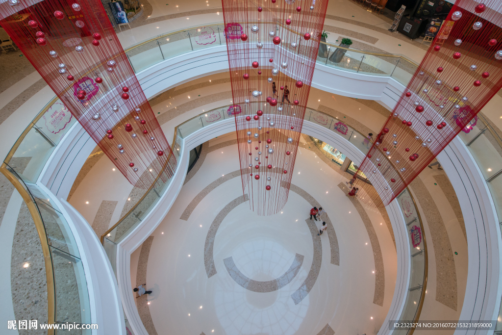 商场内部场景穹顶吊灯