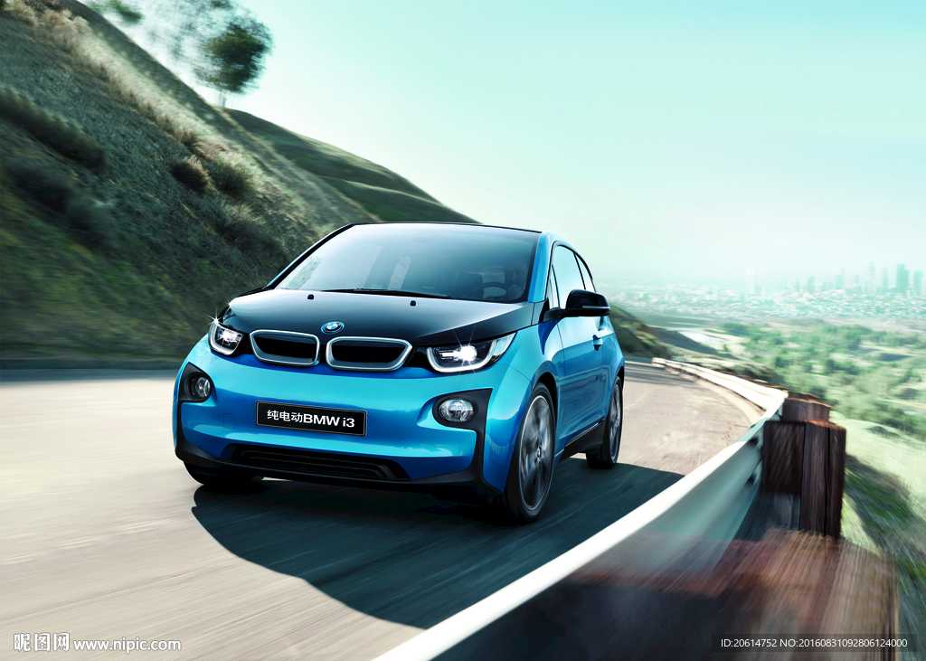 行驶中的BMW 电动汽车海报