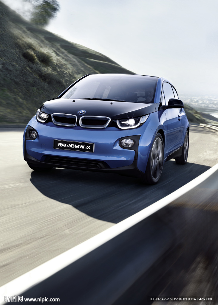 行驶中的BMW i3电动汽车海