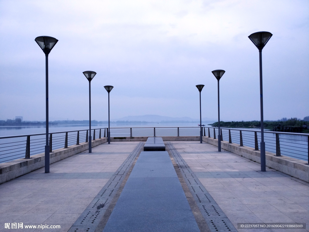 高清婚庆湖景观光台图片