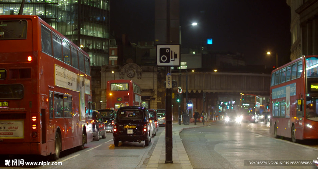 伦敦晚上繁忙街道
