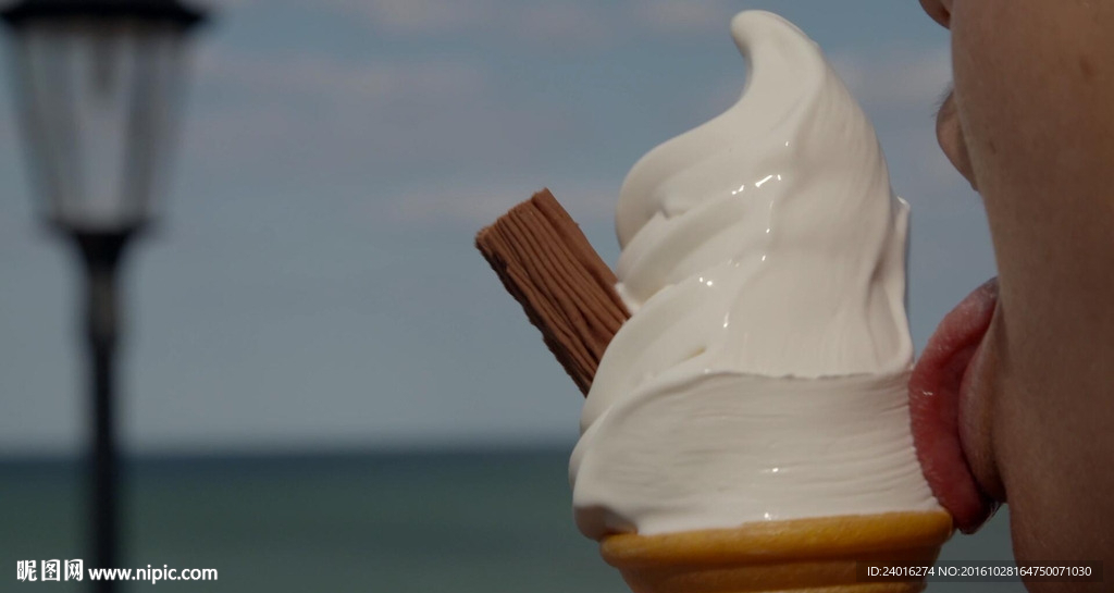 在海边吃冰淇淋的人