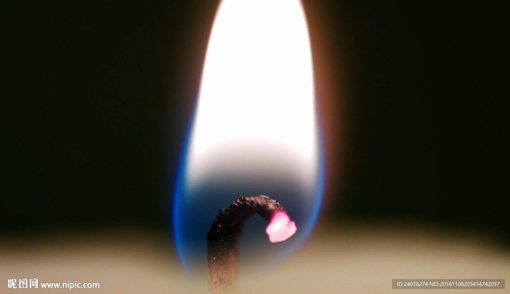 蜡烛燃烧时的蓝色火焰