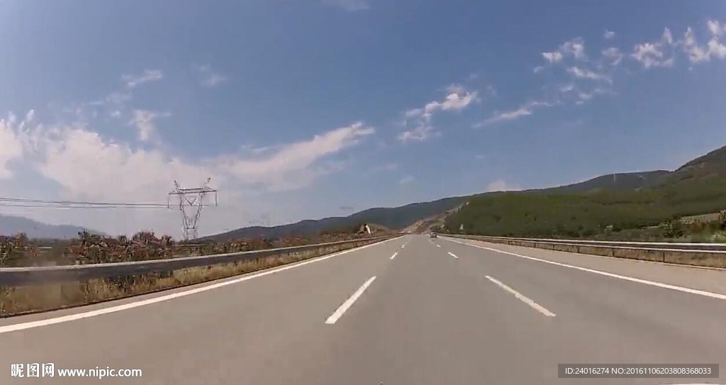 在高速公路上开车